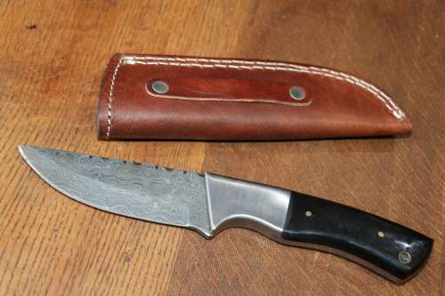 Beautiful Handmade Damascus Steel Hunting Knife