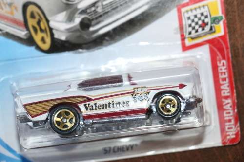 HOT WHEELS "HOLIDAY RACERS" Diecast Model - VALENTINES '57 CHEVY