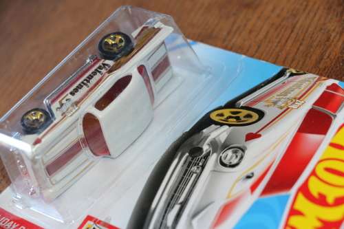 HOT WHEELS "HOLIDAY RACERS" Diecast Model - VALENTINES '57 CHEVY