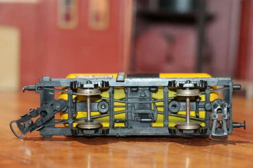 HO Lima Railroad Shell Tanker Carriage