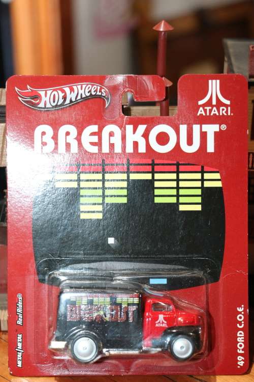 Hot Wheels Diecast Model - ATARI Breakout - '49 Ford C.O.E. - Metal / Real Riders