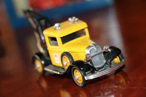 Eligor Collectors Die Cast Models - 1932 Ford Tow Truck (Mobilgas)