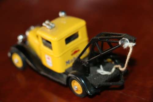Eligor Collectors Die Cast Models - 1932 Ford Tow Truck (Mobilgas)
