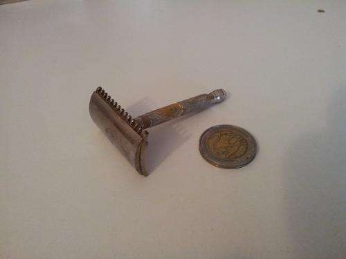 Unknown 4 piece travel razor, open comb