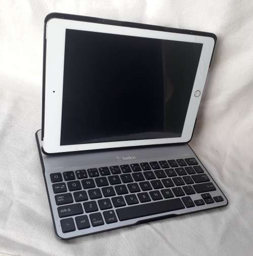 Apple iPad 6th Generation (2018) 128GB Wifi/4G (Includes Belkin Magic Keyboard Case)