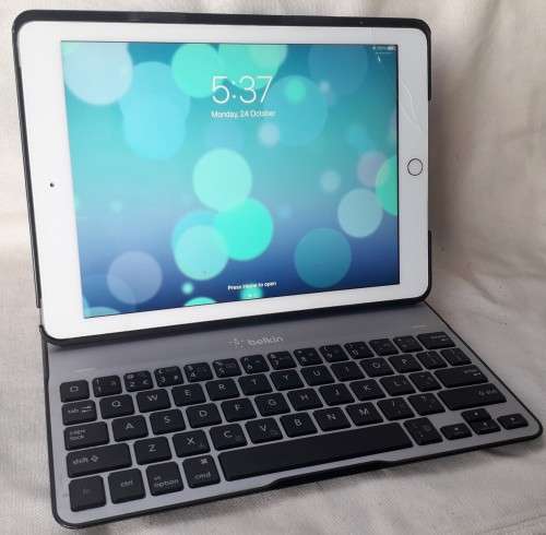 Apple iPad 6th Generation (2018) 128GB Wifi/4G (Includes Belkin Magic Keyboard Case)