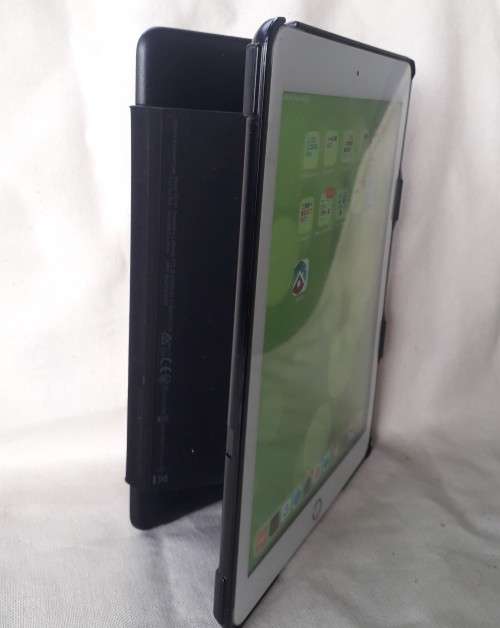 Apple iPad 6th Generation (2018) 128GB Wifi/4G (Includes Belkin Magic Keyboard Case)