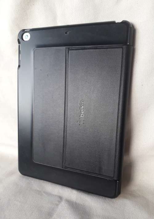 Apple iPad 6th Generation (2018) 128GB Wifi/4G (Includes Belkin Magic Keyboard Case)