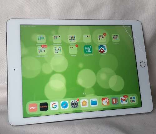 Apple iPad 6th Generation (2018) 128GB Wifi/4G (Includes Belkin Magic Keyboard Case)