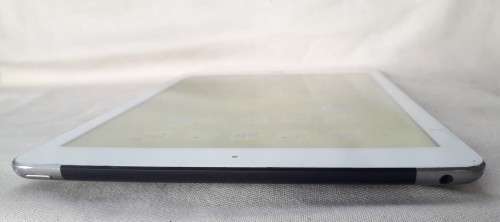 Apple iPad 6th Generation (2018) 128GB Wifi/4G (Includes Belkin Magic Keyboard Case)