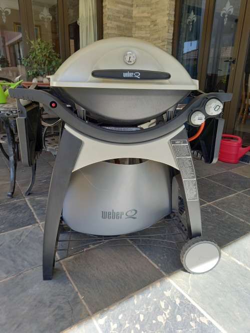 WEBER GAS COOKER WITH 9KG BOTTLE and COVER