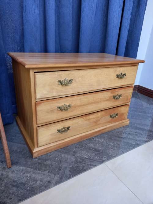 YELLOWWOOD CHEST OF DRAWERS