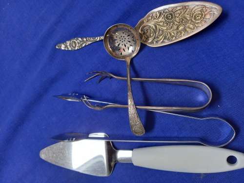 TONGS, CAKE LIFTERS AND SUGAR SPOON