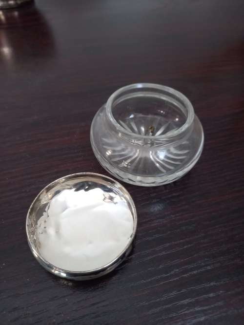 SMALL GLASS BOWL WITH SILVER LID