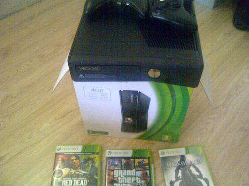 XBox 360 Slim 320GB + GTA V + 10 more games