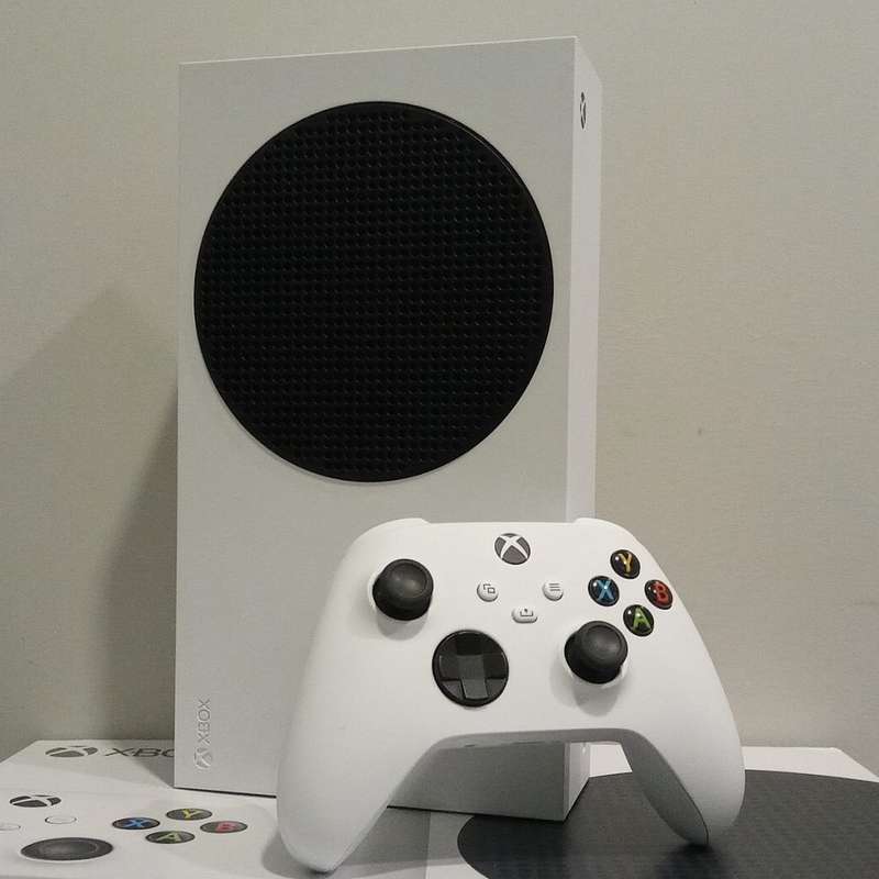 Xbox Series S console + 1x Original controller + 1x Generic xbox series S controller