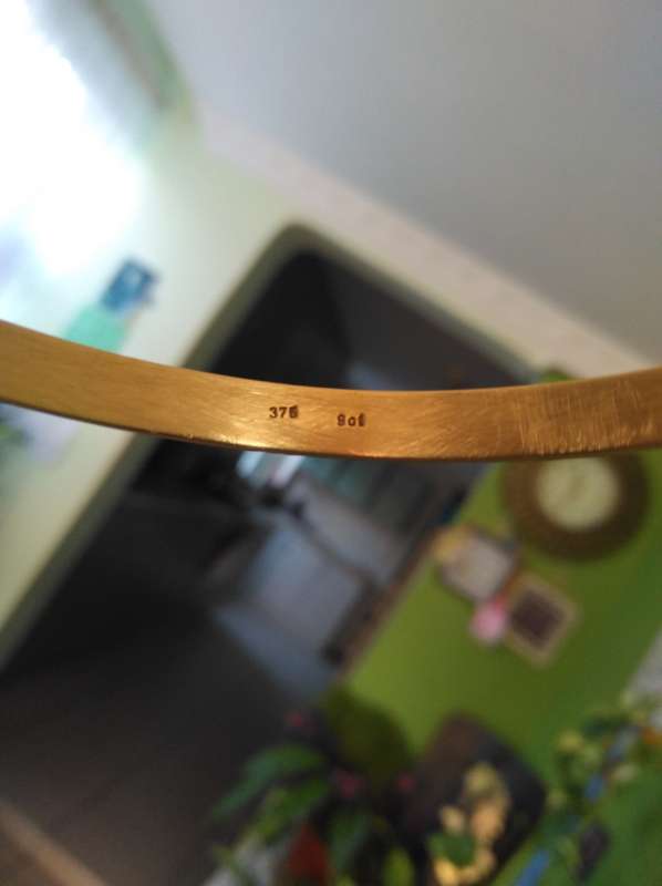 9 carat Gold Bangle 13.7 grams