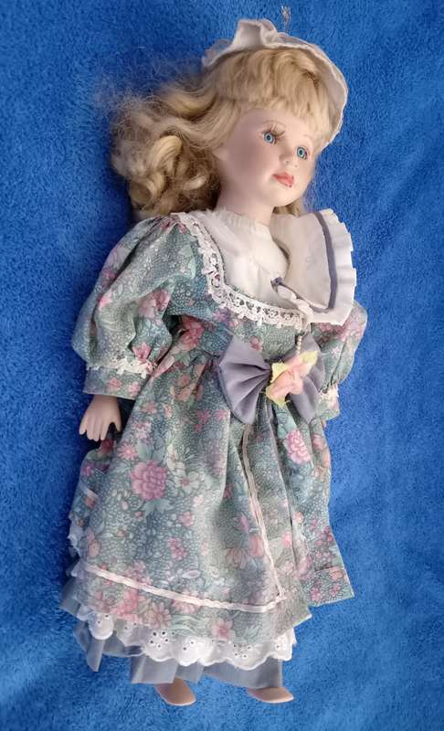 PORCELAIN ANTIQUE DOLL - 44cm TALL - EXCELLENT DETAIL - Good Condition