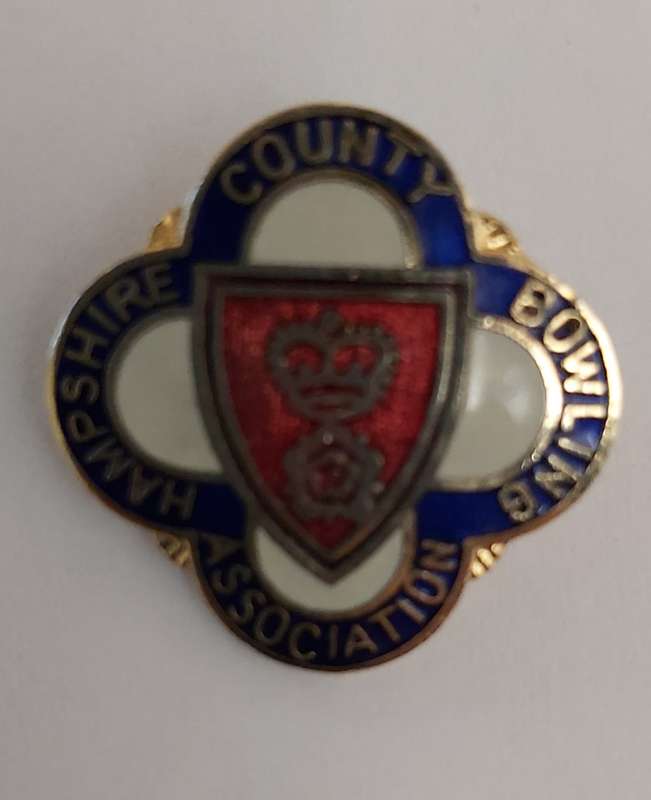 HAMSHIRE COUNTY BOWLING CLUB  - BOWLS  LAPEL BADGE