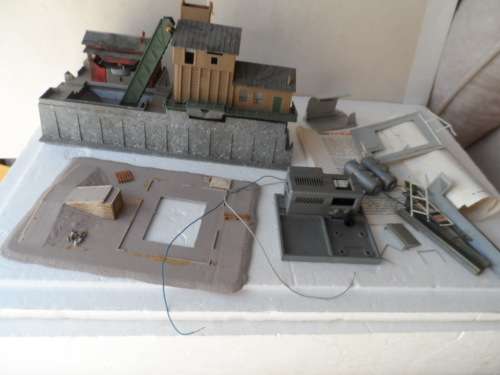 N SCALE ARNOLD FACTORY/COAL LOADER, MOTORISED.