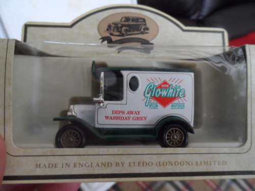 LLEDO  CLOSED DELIVERY VAN - GLO-WHITE [M5]