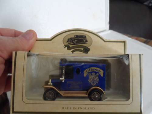 LLEDO  CLOSED DELIVERY VAN - RIVERSIDE [M5]