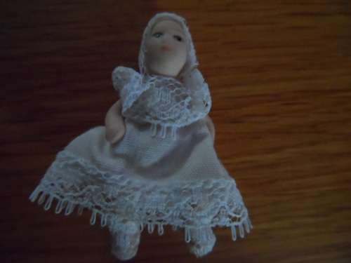 DOLLS HOUSE BABY  1/12TH SCALE 4CM PORCELAIN BEAUTIFUL
