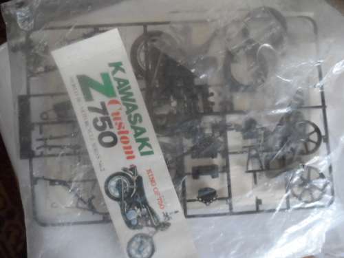 KAWASAKI Z 750 CUSTOM 1/15 TH SCALE       [M13]