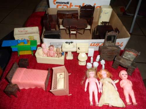 VERY LARGE LOT OF VINTAGE PLASTIC FURNITURE LOVELY CONDITION DIFFERENT MAKES USA AND UK.