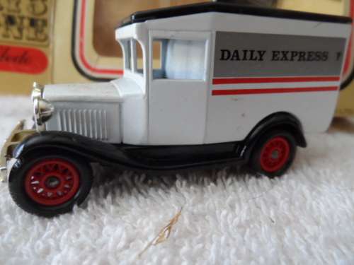 LLEDO  CLOSED DELIVERY VAN - DAILY EXPRESS M4]