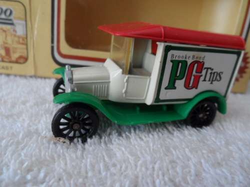 LLEDO  CLOSED DELIVERY VAN - PG TIPS M4]