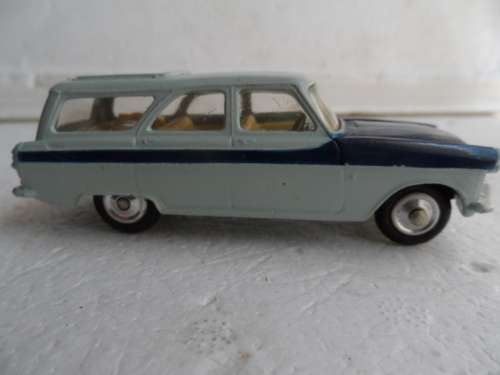 ORIGINAL CORGI 424 FORD ZEPHYR  ESTATE CAR  [M31]