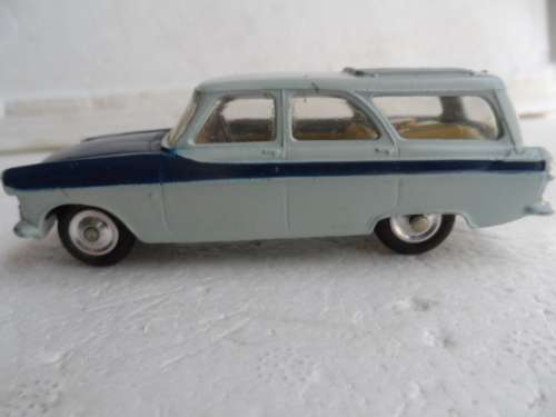 ORIGINAL CORGI 424 FORD ZEPHYR  ESTATE CAR  [M31]