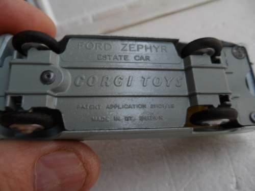 ORIGINAL CORGI 424 FORD ZEPHYR  ESTATE CAR  [M31]