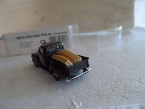 BUSCH HO CHEV PICKUP 'CARPENTERS' WITH COFFINS
