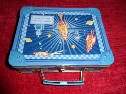 Very good condition tin lunchbox suitcase. 21 x 16 x 6cm No dents
