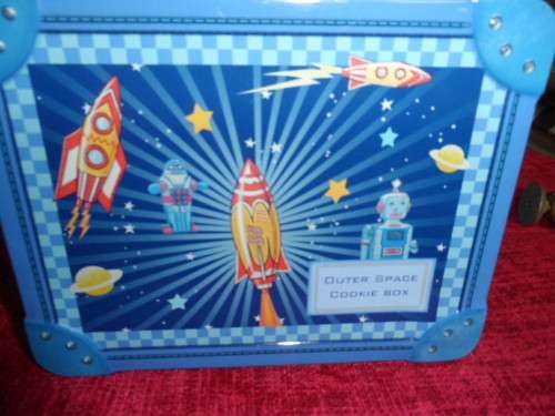 Very good condition tin lunchbox suitcase. 21 x 16 x 6cm No dents