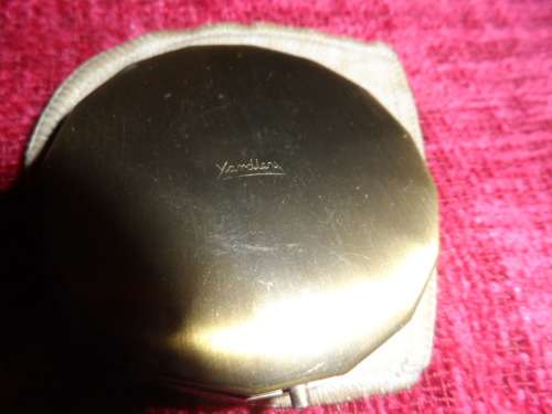 Beautiful old handbag compactum. Made by `yardley`  5.5cm diametre