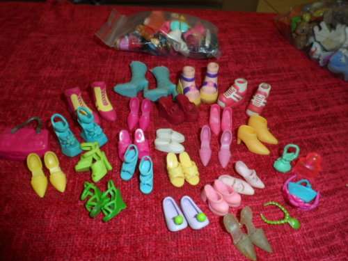Barbie dolls shoes and bag of oddment shoes