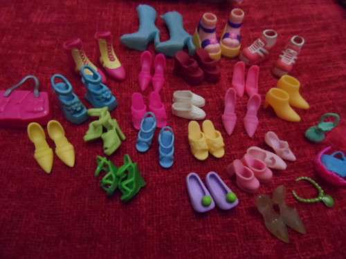 Barbie dolls shoes and bag of oddment shoes