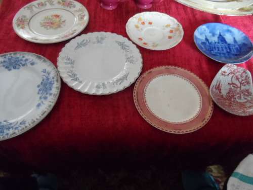 Lot of oddment wall plates and little plates