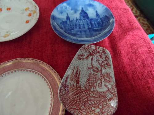 Lot of oddment wall plates and little plates