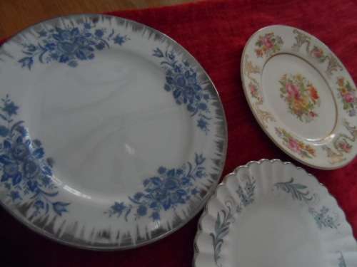 Lot of oddment wall plates and little plates