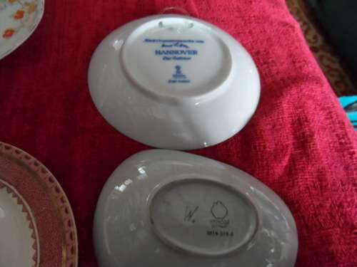 Lot of oddment wall plates and little plates