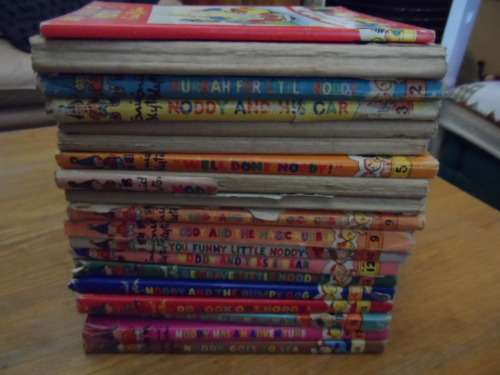 Beautiful vintage set of Noddy books with golly as well.  The set has 12 volumes.
