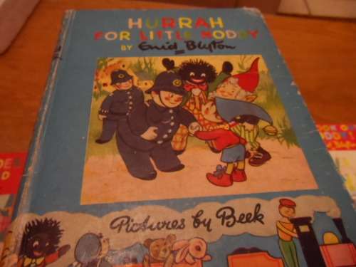 Beautiful vintage set of Noddy books with golly as well.  The set has 12 volumes.