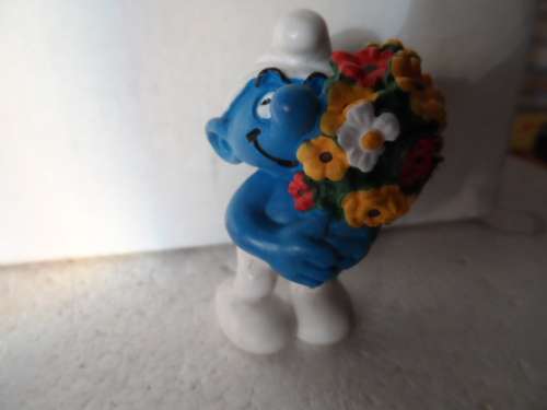 SMURF WITH FLOWERS ---FOR CHORNER ONLY---