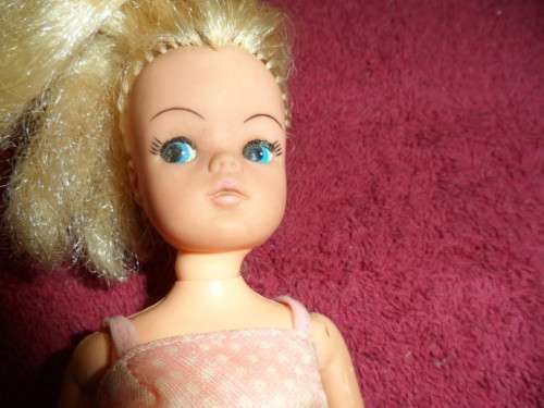 Beautiful Sindy doll made in Hong Kong  2 GEN 1077.  033055X