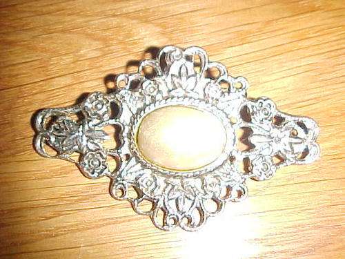 DAINTY LARGE BROOCH VINTAGE