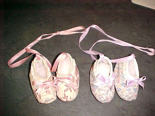 HANDMADE LITTLE BABY SHOES TO HAND ROUND NECK